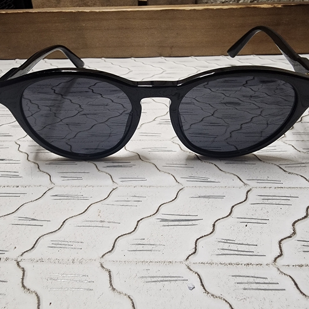 Gucci sunglasses with case, bag, and cleaner - Picture 3 of 10